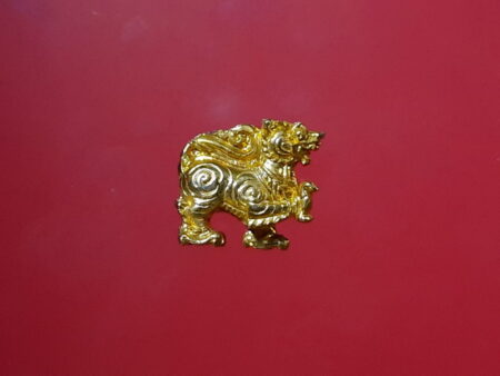 Rare amulet B.E.2517 Singha lead amulet with gold color (GOD146)