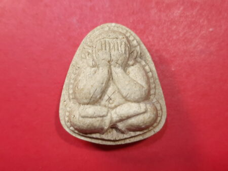 Wealth amulet B.E.2536 Phra Pidta Poom Pui holy powder amulet with holy gem by LP Mon (PID133)