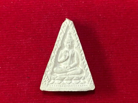 Wealth amulet B.E.2514 Phra Khong Kwan holy powder amulet in triangle imprint (SOM488)