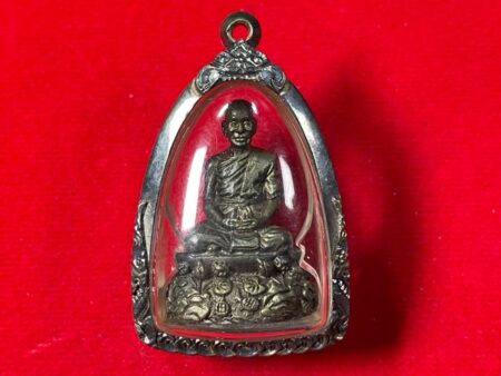 Rare amulet B.E.2546 LP Thammarangsri Nawaloha amulet with Prai Guman powder and silver case (MON650)