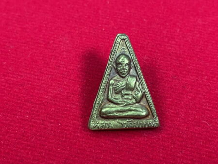 Wealth amulet B.E.2509 LP Sodh brass amulet in triangle shape with beautiful condition – Kan Phlai Batch (MON655)