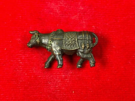 Rare amulet B.E.2518 Wau Thanu Song Khrueng or magical ox amulet by LP Mueng (GOD306)