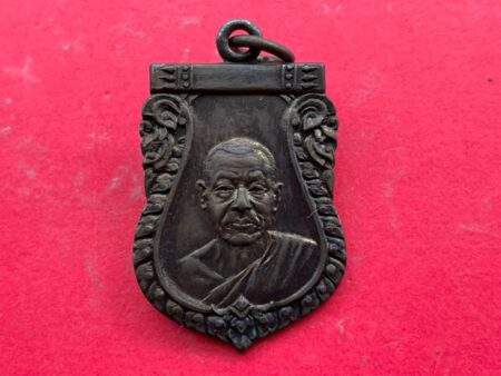 Rare amulet B.E.2505 LP Ngoen copper coin in Sema shape with beautiful condition (MON705)