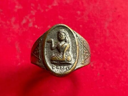 Rare amulet B.E.2521 Mae Nang Kwak brass ring with silver color by LP Guay (TAK143)