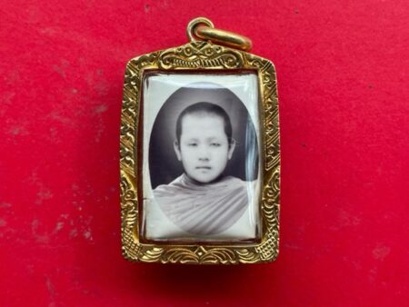 Wealth amulet B.E.2546 LP Boonnah photo in young face imprint with hairs and rope (MON780)