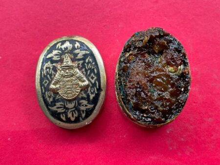 Charming amulet B.E.2544 See Phueng Srivichai Nam Pee or magical lip wax by AJ Khun Pun (TAK155)