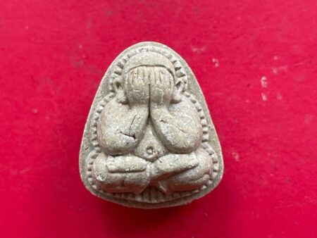 Wealth amulet B.E.2536 Phra Pidta Poom Pui holy powder amulet with holy gem by LP Mon (PID239)