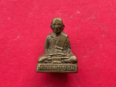 Protect amulet B.E.2500 LP Khom brass amulet with young face imprint – First batch (MON909)