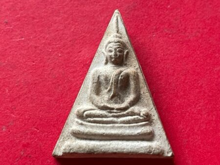 Wealth amulet B.E.2495 Phra Somdej powder in triangel imprint by LP Lamoon (SOM763)