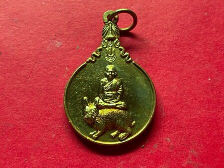 Wealth amulet B.E.2542 LP Yam sit on rabbit brass coin – 84 years of LP Yam batch (MON895)