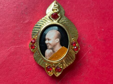 Wealth amulet B.E.2557 LP Chamnarn locket with metal pin – only 3,000 pieces (MON971)