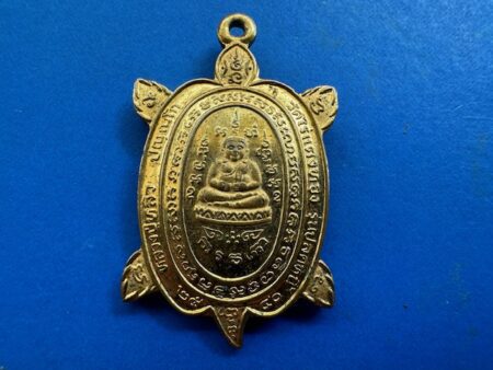 Wealth B.E.2540 Phaya Tao Ruen or turtle copper amulet with gold color by LP Liew – Plod Nhee or remove debt Batch (MON1071)