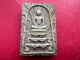 Wealth amulet B.E.2515 Phra Somdej Than Singha holy powder in rainbow color with perfect condition (SOM1059)