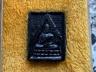 Wealth amulet B.E.2540 Phra Somdej Khow Kwan holy powder amulet by LP Khrueng (SOM1063)